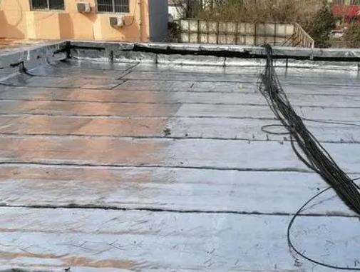 中卫市卫生间漏水维修公司分享下中卫市屋面楼顶防水刚性防水层施工要点。